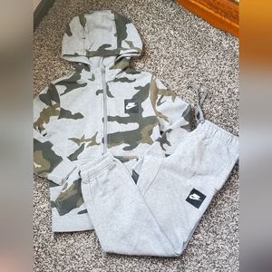 Boys NIKE outfit size medium